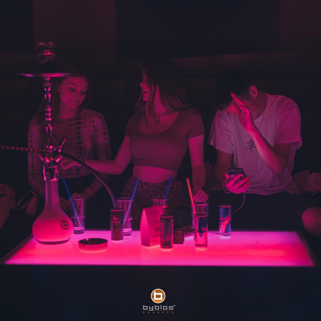 Gäste am Shisha rauchen in den gemütlichen Lounges im Club