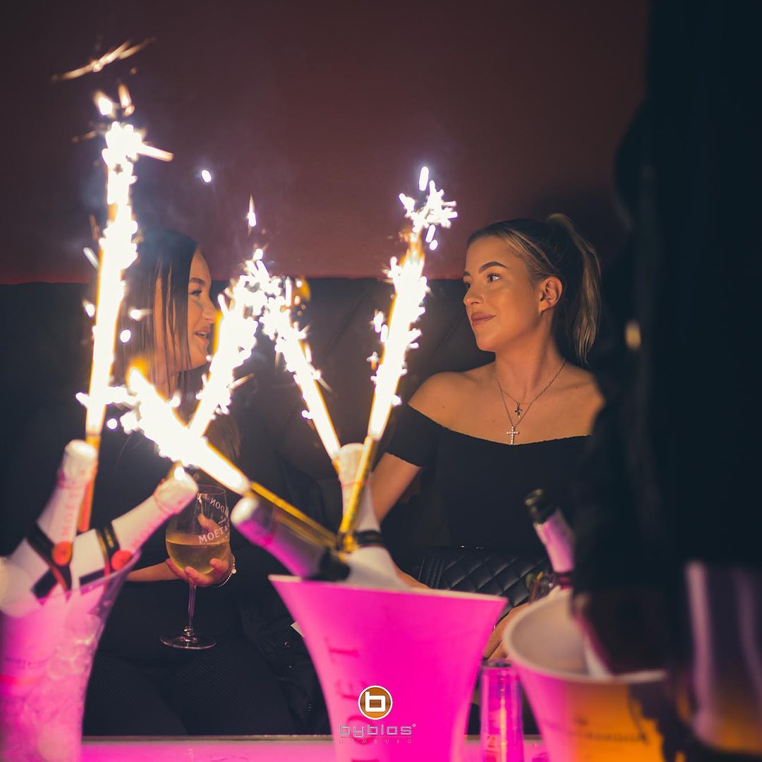 Weibliche Gäste im Byblos Club Bereich in Hamburg Wandsbek